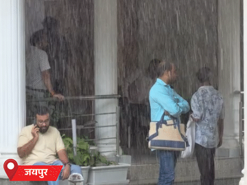 जयपुर में सोमवार दोपहर तेज बारिश हुई। राजधानी में कई दिनों बाद हुई बरसात से मौसम बदल गया है।