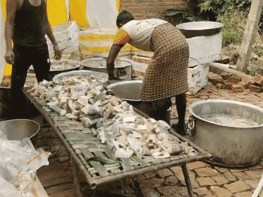 अयोध्या में कांग्रेस के कार्यकर्ता सम्मेलन में मछली बनाई थी। सम्मेलन में आए लोगों को यह खाना भी परोसा गया। इसमें यूपी प्रदेश कांग्रेस अध्यक्ष अजय राय भी पहुंचे थे।