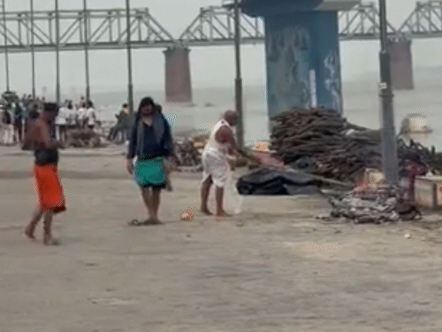 यूपी के प्रयागराज में सड़कों पर अंतिम संस्कार किया गया।