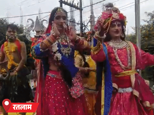 सावन के आखिरी सोमवार पर शिवालयों में पूजा-अर्चना की जा रही है। कांवड़ यात्राएं भी पहुंच रही हैं। - Dainik Bhaskar
