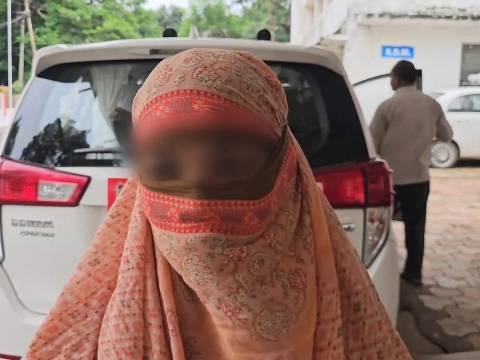 पीड़ित युवती ने कलेक्टर से शिकायत कर कार्रवाई की मांग की है।