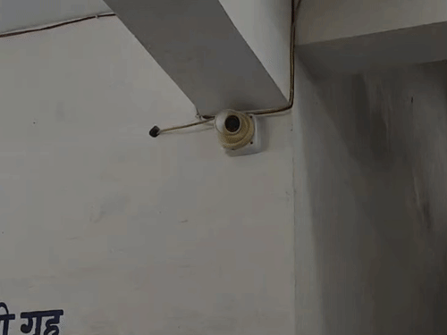 सुप्रीम कोर्ट के दिशा-निर्देशों के अनुसार कम से कम 18 महीने तक फुटेज सुरक्षित रखना जरूरी है।