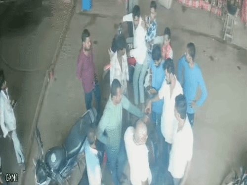 महिला महामंत्री बाइक से उतरकर युवक को चप्पल से मारती नजर आईं।