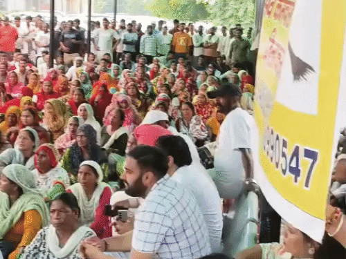 करनाल सेक्टर 12 में सफाई कर्मचारियों की महापंचायत को कांग्रेस और भारतीय किसान यूनियन ने आकर समर्थन दिया।