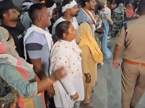 फतेहाबाद में 30 अगस्त की रात करीब 1:15 बजे पुलिस-प्रशासन की टीमें भूना रोड स्थित मुख्य डंपिंग पॉइंट पहुंचीं। कर्मचारियों ने नारेबाजी करते हुए लोडर घेरकर उस पर चढ़कर विरोध जताया। पुलिस ने 50 से ज्यादा को हिरासत में लिया।कचरा पॉइंट पर राष्ट्रगान गा रहे कर्मियों को भी हिरासत में ले लिया गया।