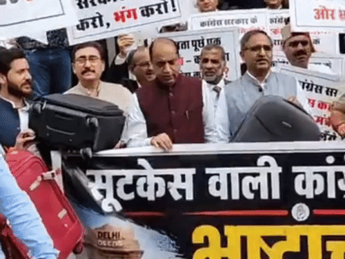 विधानसभा की कार्यवाही शुरू होने से पहले भ्रष्टाचार के मुद्दे पर BJP विधायकों का प्रदर्शन।