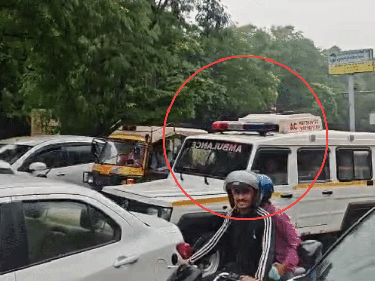 गुरुग्राम में डेडबॉडी लेकर जा रहा मध्य प्रदेश का परिवार भी जाम में फंसा हुआ है। वीआईपी एरिया जस्टिस ऑफ टावर के पास यह जाम लगा था।