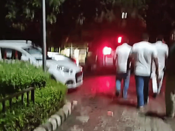 सीएम के काफिले को काले झंडे दिखाने वाले कांग्रेस के दोनों जिलाध्यक्षों वर्धन राव और पंकज डावर डीसीपी दफ्तर में जाते हुए। - Dainik Bhaskar