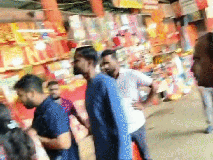 दोनों पक्षों के बीच गाली-गलौज और झूमाझटकी भी हुई।