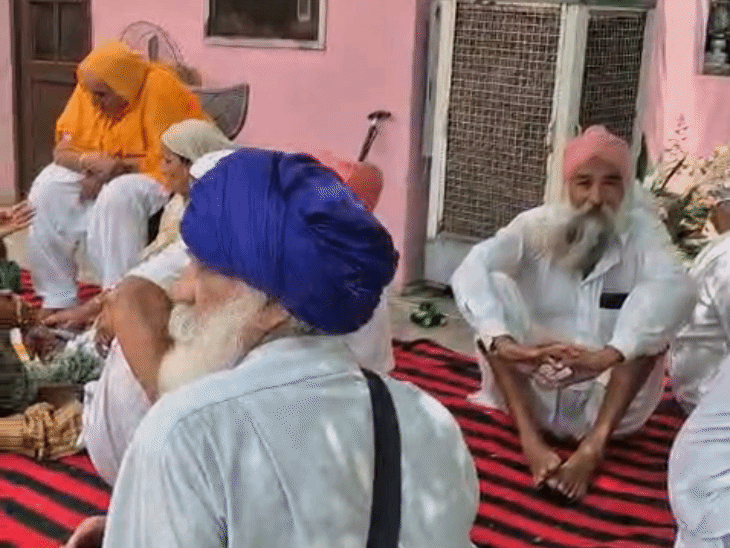 दविंदर सिंह की मौत के बाद घर पर जुटे लोग।