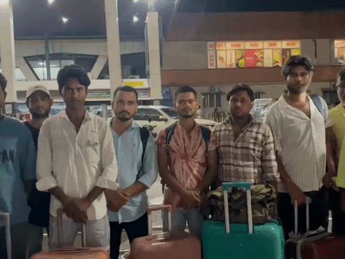 पश्चिम बंगाल के बागडोगरा एयरपोर्ट पहुंचने के बाद 7 लड़कों के चेहरे पर खुशी की लहर दिखी।