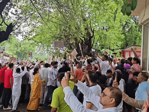 पुलिस कमिश्नर ऑफिस के बाहर नारेबाजी करते कांग्रेस कार्यकर्ता।