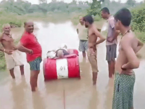 नदी में बाढ़ के चलते गांव तक पहुंचने का रास्ता बंद था।