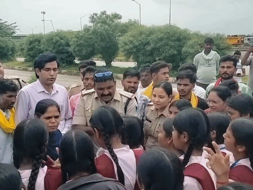 छात्राओं को समझाते पुलिस और प्रशासन के अधिकारी।