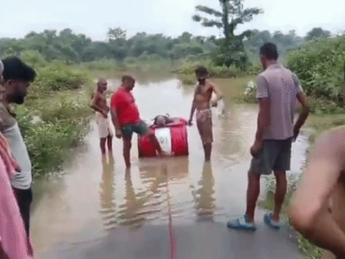 दो ड्रमों को बांधकर शव रखा और रास्ता पार कराया।