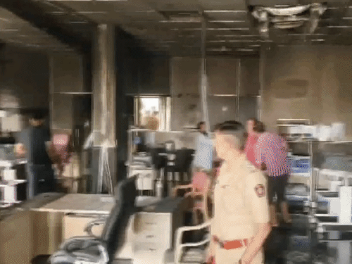 हादसे के बाद पुलिस पहुंची है। आग के कारणों की जांच की जा रही है।