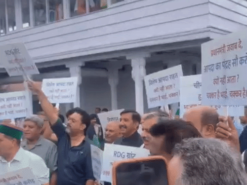 हिमाचल विधानसभा के बाहर प्रदर्शन करते हुए कांग्रेस।