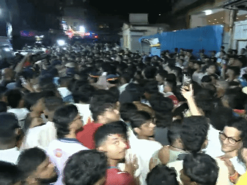 मूर्ति पर अंडे फेंके जाने की खबर मिलते ही हिंदू संगठन के लोग इमारत के बाहर जमा हो गए। - Dainik Bhaskar