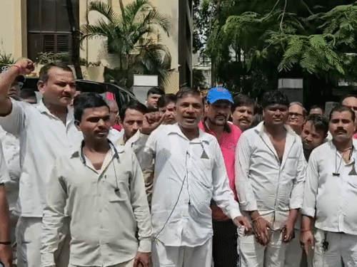 मुंबई को कांदिवली लिंक रोड पर सोमवार को विरोध प्रदर्शन करते हुए ऑटो ड्राइवर। - Dainik Bhaskar
