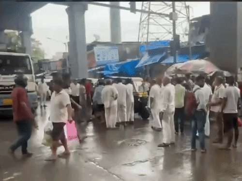 ऑटो हड़ताल की वजह से मुंबई में कई सड़कों पर जाम लग गया। लोगों को आने-जाने में दिक्कत हो रही है।