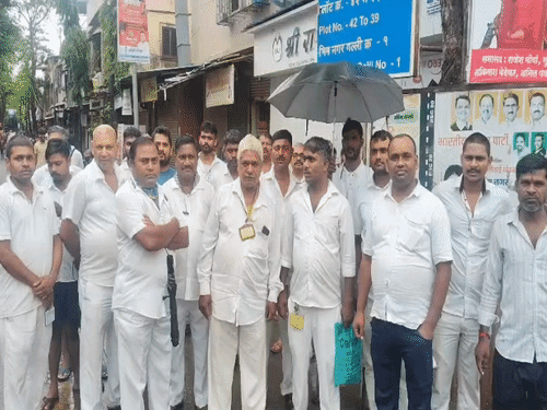 मुंबई में हिंदी बोलने वाले ऑटो ड्राइवरों ने हड़ताल बुलाई है। सरकार ने 20 अगस्त से मराठी न बोलने वाले ड्राइवरों को नोटिस देना शुरू कर दिया है।