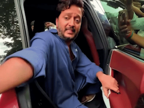 Riteish Deshmukh Seeks Paparazzi Who Helped Kids in Mumbai