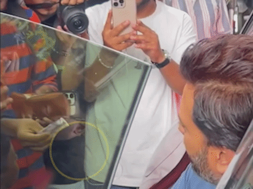 रितेश की तरफ से पैपराजी ने बच्चों को पैसे दिए।
