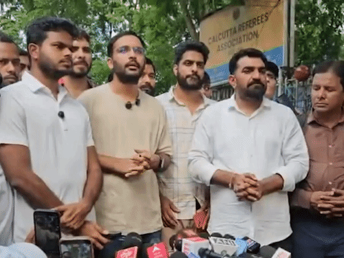 आशुतोष रांका ने 17 अगस्त को प्रेस क्लब कोलकाता के सामने पत्रकारों से बातचीत की।