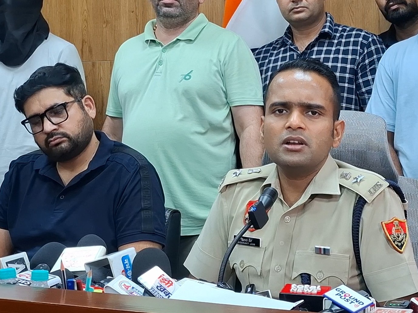 हिसार में मीडिया से बात करते एसपी सिद्धांत जैन।