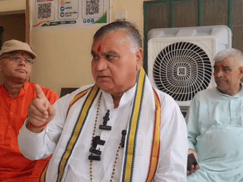 सांसद सतपाल ब्रह्मचारी पत्रकारों से बातचीत में कुलदीप शर्मा पर भड़क गए।