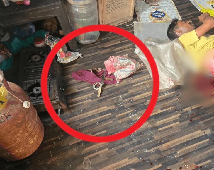जमीन पर पड़ा राजेश का शव। पास में पड़ी प्लास्टिक की बोरी और चाकू। विमला ने राजेश की आंतें निकालकर इसी बोरी में भरी थीं।