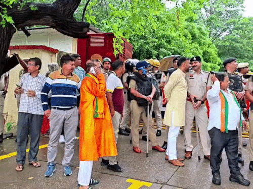 गुरुग्राम में पुलिस कमिश्नर ऑफिस के बाहर खड़े भाजपा कार्यकर्ता।