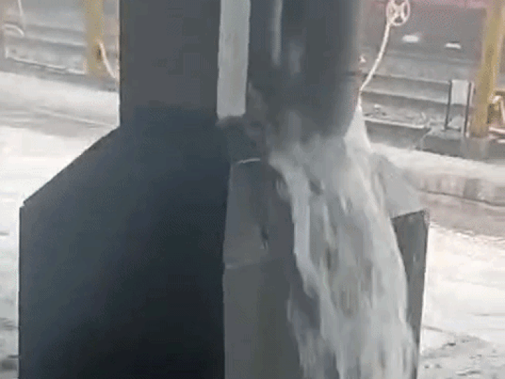 प्लेटफॉर्म 1 की स्थिति, यहां यात्री बैठते हैं।