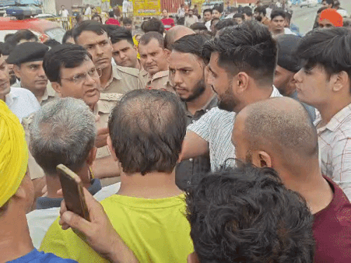 हाईवे पर ढाबा संचालक के परिवार के लोगों और भाजपा जिला अध्यक्ष अशोक भारद्वाज के बीच कहासुनी हो गई।