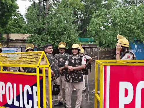 जेल चौक से राजीव चौक की तरफ जाने वाले रास्ते पर बैरिकेडिंग की गई।