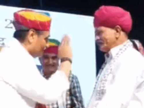 लीलण डांस के लिए विख्यात कलाकार बनवारी लाल का सम्मान करते पीसीसी चीफ गोविंद सिंह डोटासरा।