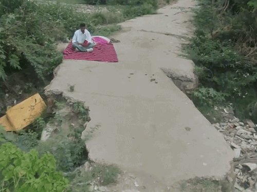 बूंदी के केशोरायपाटन में वार्ड 17 में टूटे नाले को लेकर धरना देता स्थानीय युवक मनीष मेघवाल।