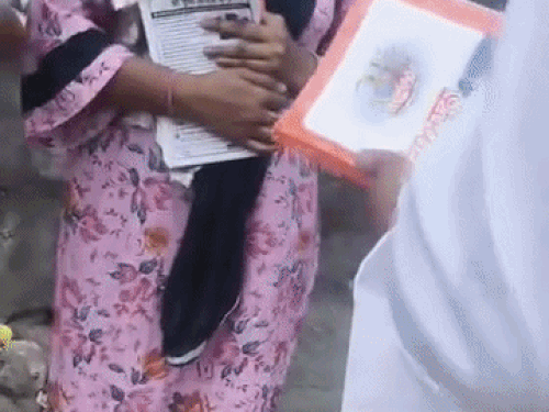 महिलाएं बाबा रामपाल का साहित्य बांट रही थीं।