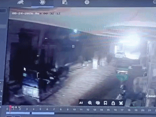 घर के सामने से निकलते हुए बोतल फेंकते बाइक और स्कूटी सवार।