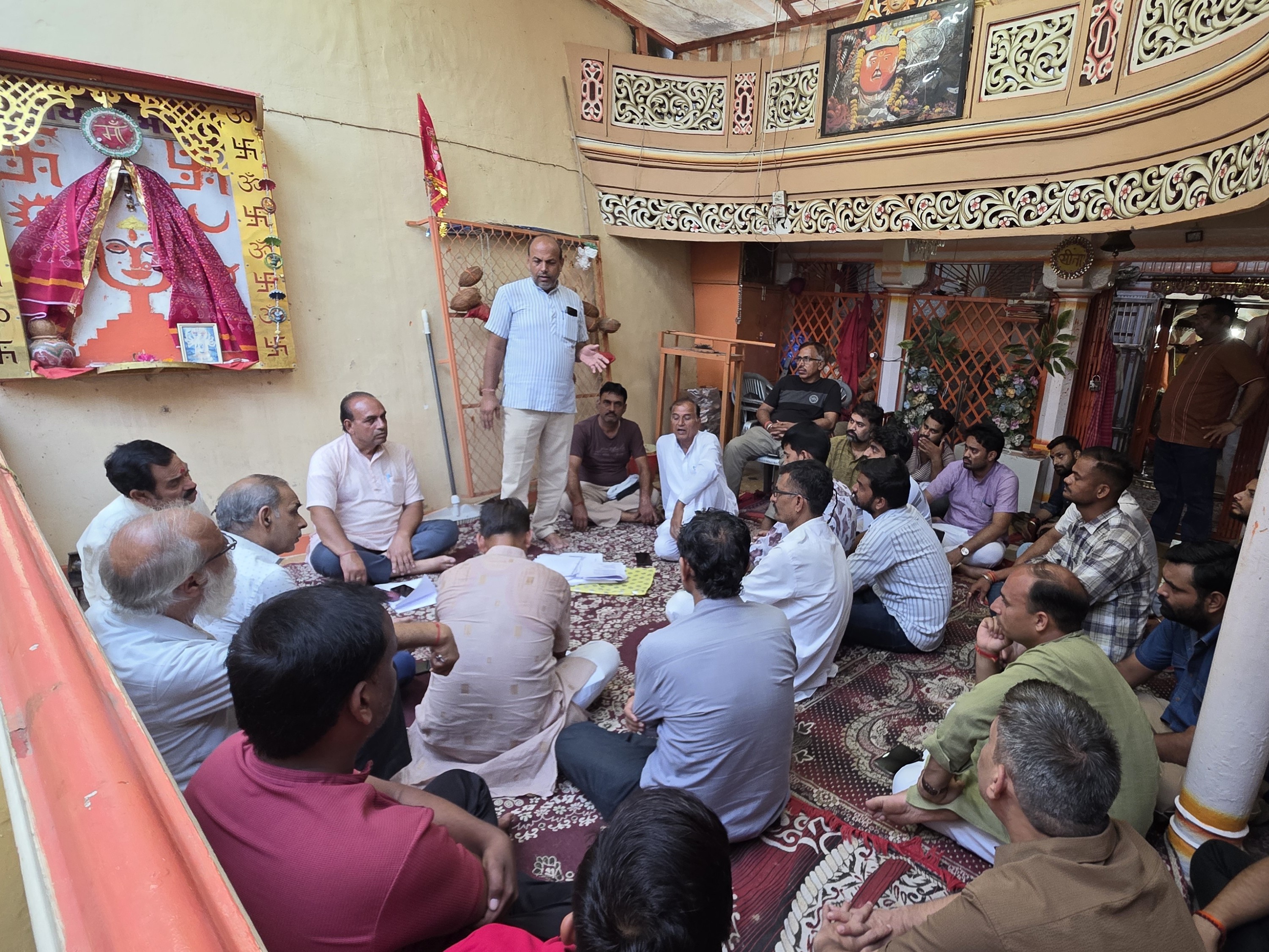 बैठक में लोगों ने कार्रवाई नहीं होने पर अनशन करने का फैसला किया।