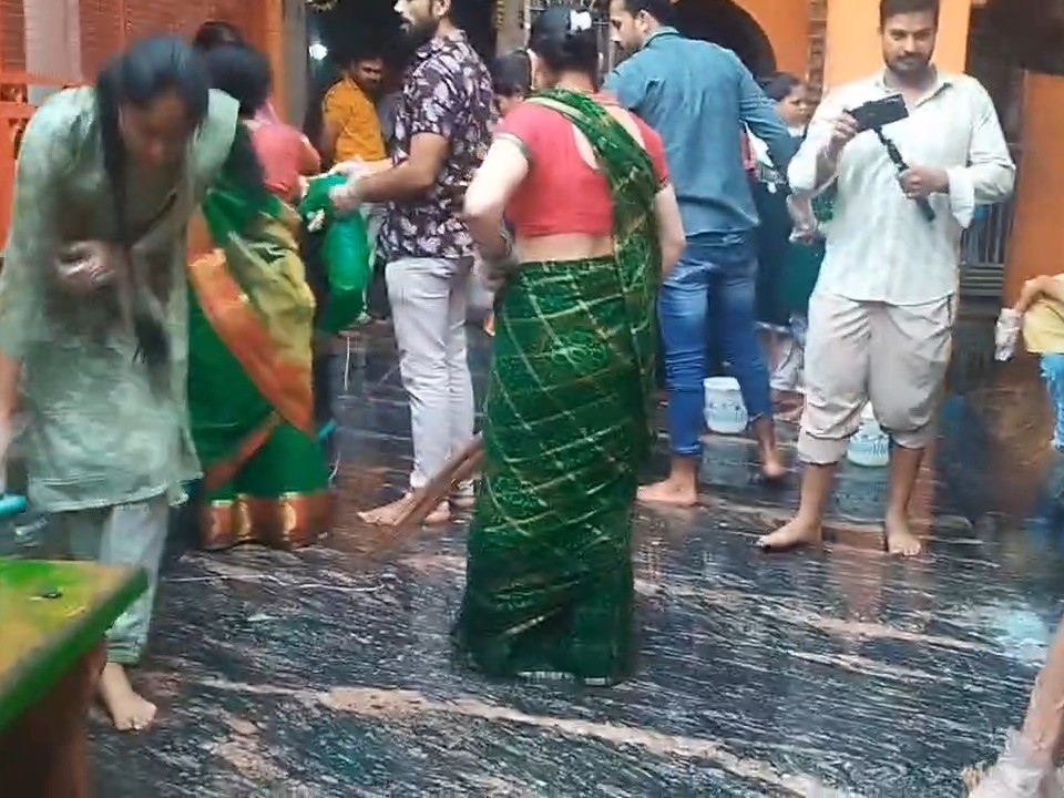 मंदिर परिसर में गंदगी देख महिलाओं ने झाड़ू लगानी शुरू कर दी।