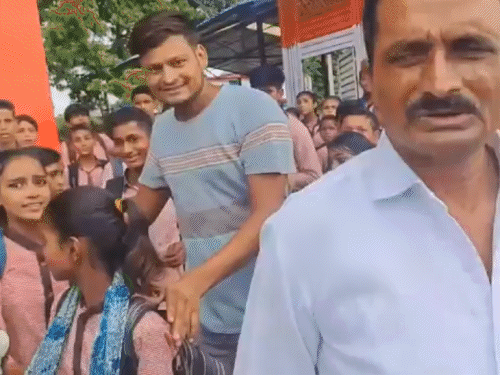प्रिंसिपल की कार के सामने रास्ता रोक कर शिकायत करते विद्यार्थी और पेरेंट्स