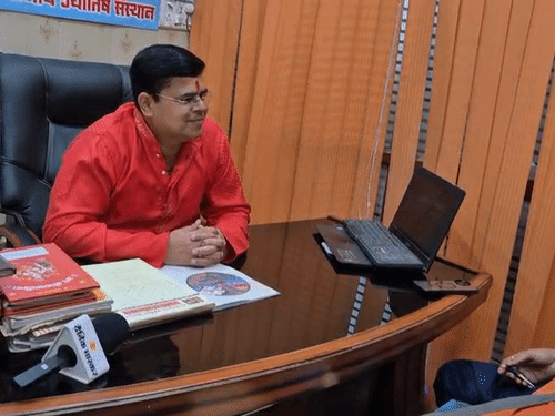 ज्योतिषाचार्य श्रीराम शर्मा ने बताया कि भाइयों को बहनें कार्टून वाली राखी बिल्कुल न बांधें।