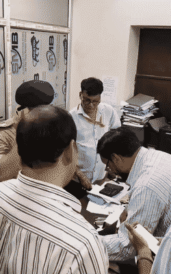 एडीसीपी स्पेशल ऑपरेशन सुमित सुधाकर रामटेके ने प्रवर्तन कक्ष में दस्तावेजों की जांच की। यहां चालान बाबू मृदुल मिश्रा के पास एक लाख रुपए कैश मिले।