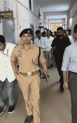 पुलिस प्रशासन और एसओजी की टीम ने एक साथ छापेमारी की। इससे करीब 3 घंटे तक ऑफिस में अफरा-तफरी का माहौल रहा।