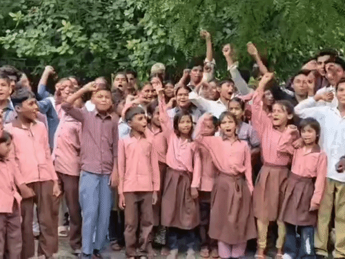 बच्चों ने कलेक्ट्रेट पहुंचकर प्रदर्शन किया। हमारी मांगें पूरी करो जैसे नारे लगाए।