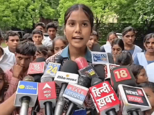 आकांक्षा ने कहा कि सरकार कहती है, लड़कियां पढ़ें। लेकिन, जब लड़कियां रोड पर ही गिर जाएंगी तो पढ़ेंगी कैसे?
