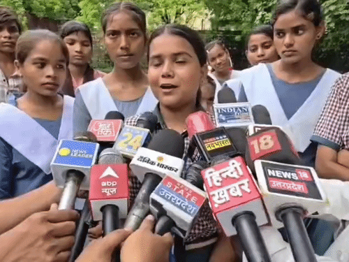 छात्रा मधु ने बताया कि खराब सड़क के कारण बच्चों को स्कूल जाने में सबसे ज्यादा परेशानी होती है।