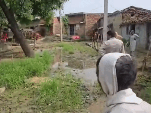 गांव में बीएसए ने रास्ते की स्थिती देखी और रिपोर्ट बनाकर अधिकारियों को भेजने की बात भी कही।