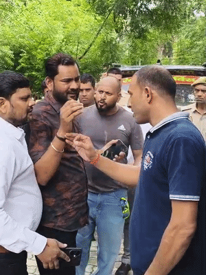 कार्रवाई के दौरान पुलिस और वकील के बीच कहासुनी हो गई।